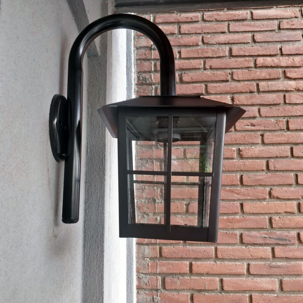 Farol De Chapa Colonial Casita Mediano De Pared Con Brazo Apto